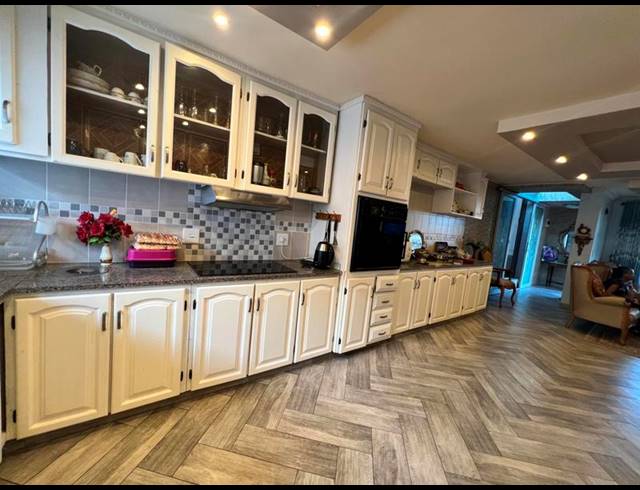 4 BEDROOM HOUSE FOR SALE IN CASTLE HILL